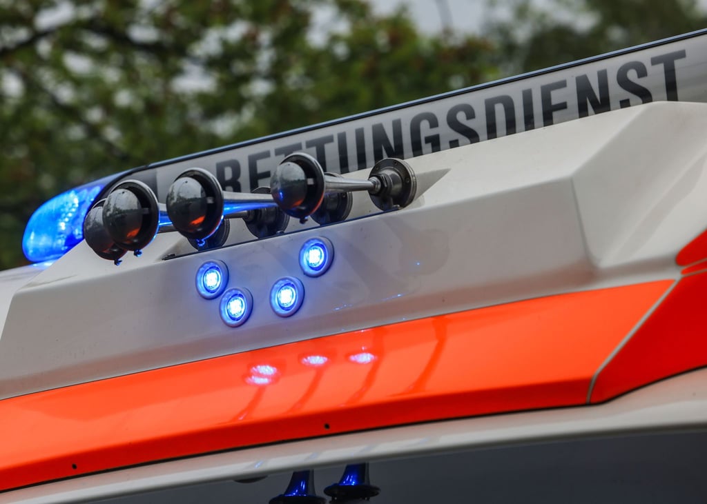 Nach einem Zusammenprall mit einem abbiegenden Auto kommt eine Motorradfahrerin schwer verletzt in ein Krankenhaus. (Symbolbild)