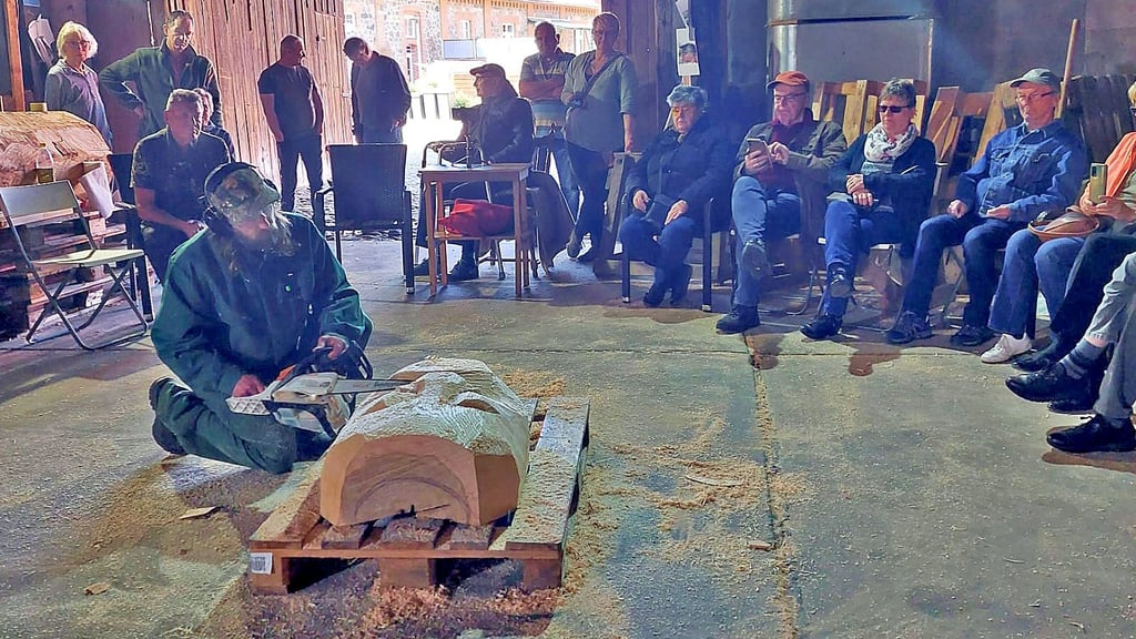 In einem früheren Workshop schuf der kanadische Bildhauer Graham Landin in Brandenstein eine Skulptur.