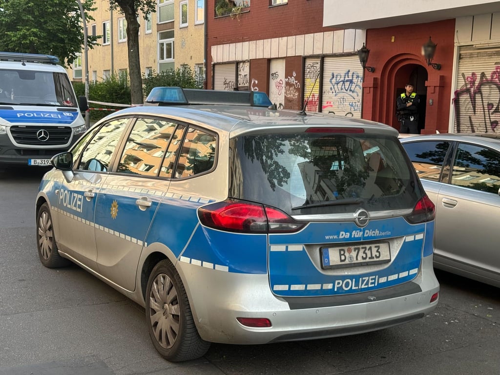 Die Mordkommission ermittelt im Fall eines toten Arztes in Berlin.