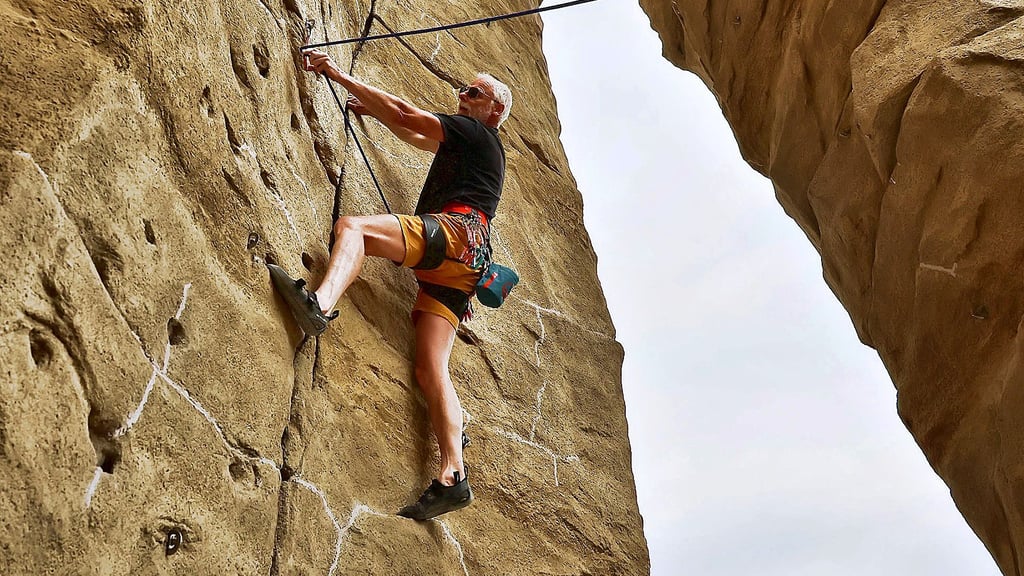 Auch mit 64 Jahren noch immer fit: Vereinschef Uwe Lange am Kletterfelsen in Sangerhausen Südwest. Auf dem dortigen Gelände des Alpenvereins wird am 21. Juni gefeiert.