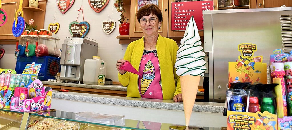 Annette Wegener in ihrem großen Süßigkeitenwagen.