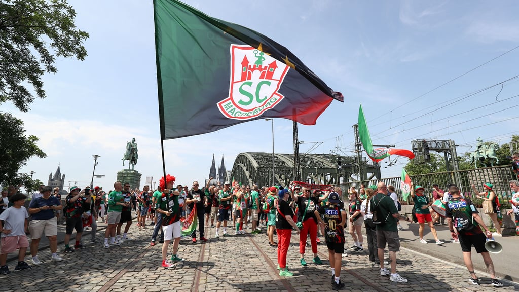 Lautstark ging es für die SCM-Fans vom Kölner Dom über die Hohenzollernbrücke zur Lanxess Arena.