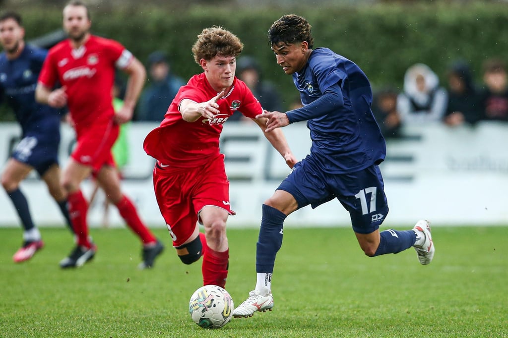 Jerson Lagos (r) ist mit Auckland City in der Gruppe des FC Bayern klarer Außenseiter bei der Club-WM.