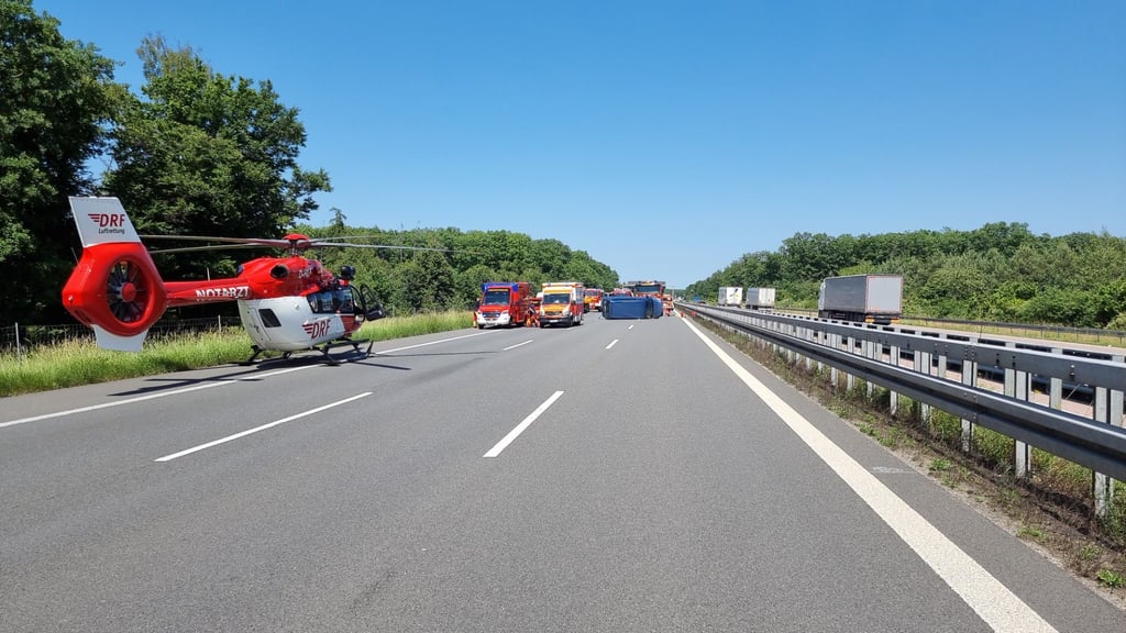 Der Rettungshubschrauber ist auf der A9 bei Dessau gelandet. Ein voll besetzter Van ist umgekippt.
