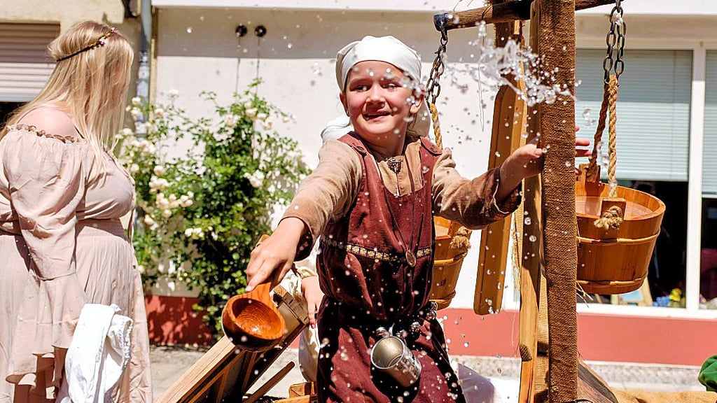 Bei Temperaturen um die 30 Grad Celsius kam jedliche Abkühlung, wie hier wasser aus dem Bottich der waschweiber gelegen.