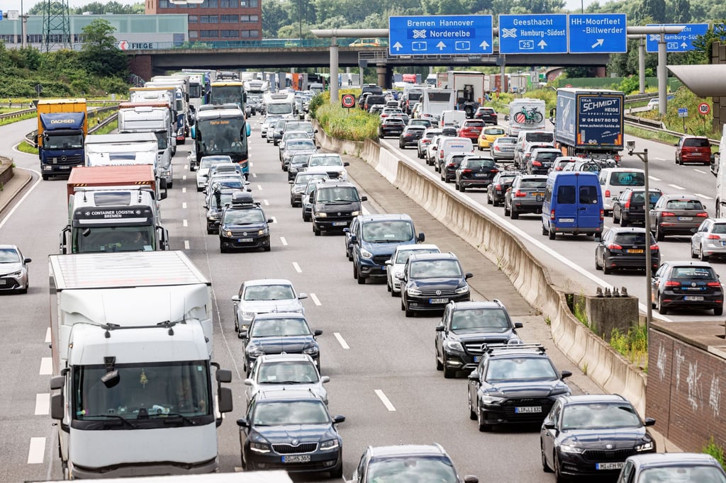 Weil der Elbtunnel Richtung Süden für 55 Stunden gesperrt ist, fahren viele über die A1. Die ist entsprechend voll.