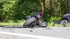 Der Zusammenprall sei so stark gewesen, dass der Motorradfahrer noch an der Unfallstelle auf der L3002 an seinen Verletzungen starb, sagte ein Polizeisprecher auf Anfrage.