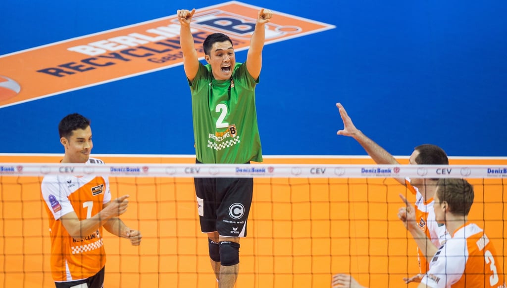 Der ehemalige Berliner Libero Erik Shoji (Mitte) wandte sich bei Instagram an seine Fans.