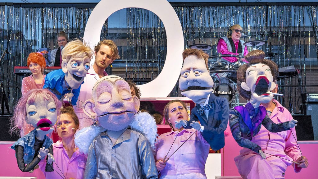 Dasin Halle aufgeführte Musical ist Unterhaltung für die ganze Familie. Im Hintergrund sitzt Tobias Künzel am Schlagzeug.