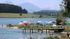Ausflügler suchen Abkühlung am Illasbergsee im Allgäu.