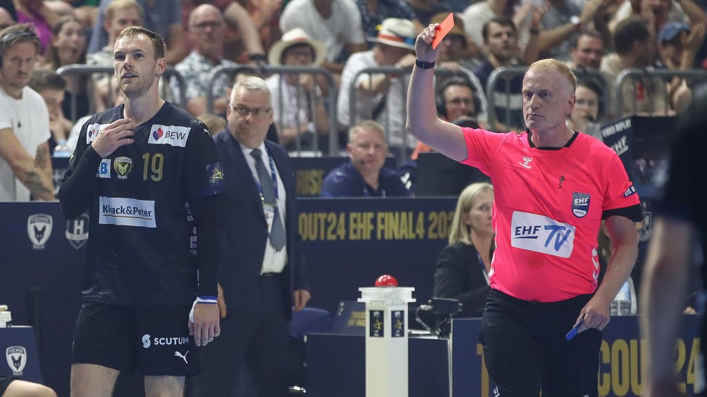 Für Welthandballer Mathias Gidsel (l.) war das Halbfinale nach nicht einmal neun Minuten beendet.