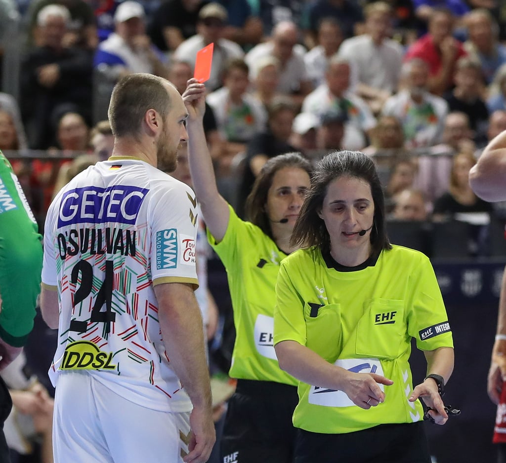 Hier bekommt SCM-Kapitän Christian O'Sullivan im Halbfinale des Final4 gegen Aalborg vor einem Jahr von Charlotte Bonaventura die Rote Karte gezeigt.