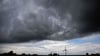 Wie lange sich die Gewitter halten, ist laut DWD noch nicht absehbar. (Archivbild)