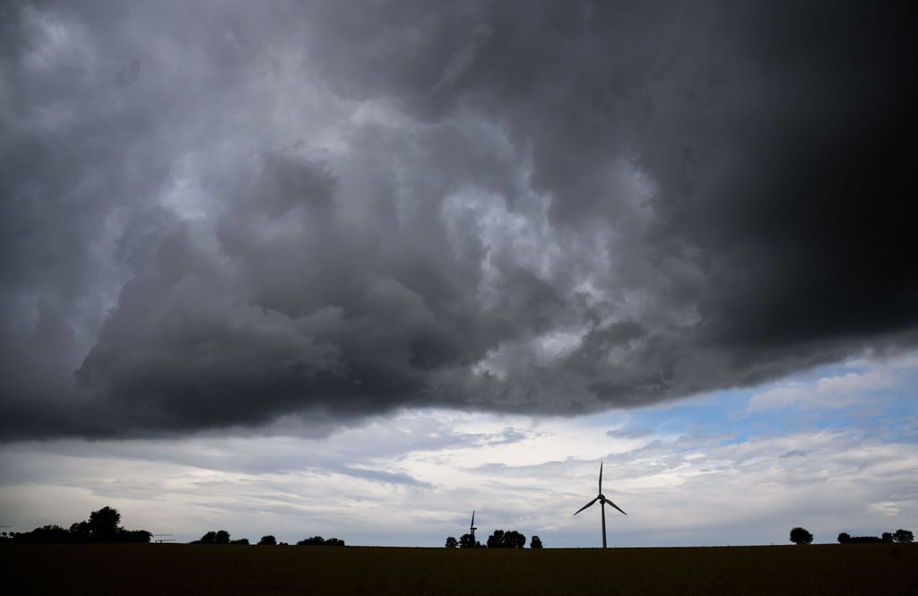 Wie lange sich die Gewitter halten, ist laut DWD noch nicht absehbar. (Archivbild)