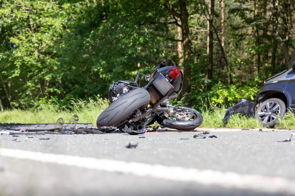 Der Zusammenprall sei so stark gewesen, dass der Motorradfahrer noch an der Unfallstelle auf der L3002 an seinen Verletzungen starb, sagte ein Polizeisprecher auf Anfrage.