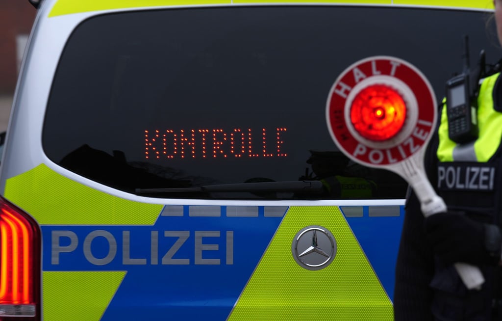 Bei einer nächtlichen Kontrolle stellt die Polizei einen Jugendlichen, der ohne Führerschein am Steuer sitzt. (Archivfoto)