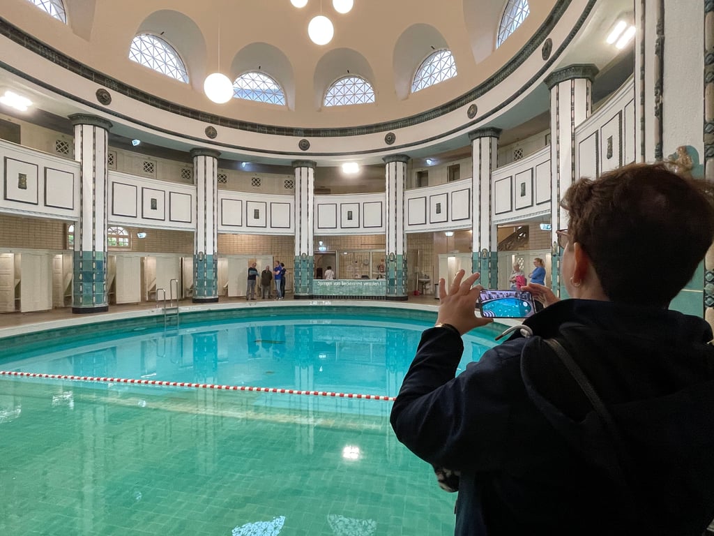 Letzte Chance für ein Erinnerungsfoto: Das Stadtbad öffnet noch einmal seine Türen für Besucher. Am 21. Juni schließt das Bad für rund drei Jahre: Es stehen umfassende Sanierungsarbeiten an. Vorausichtlich 2028 öffnet das Stadtbad wieder.