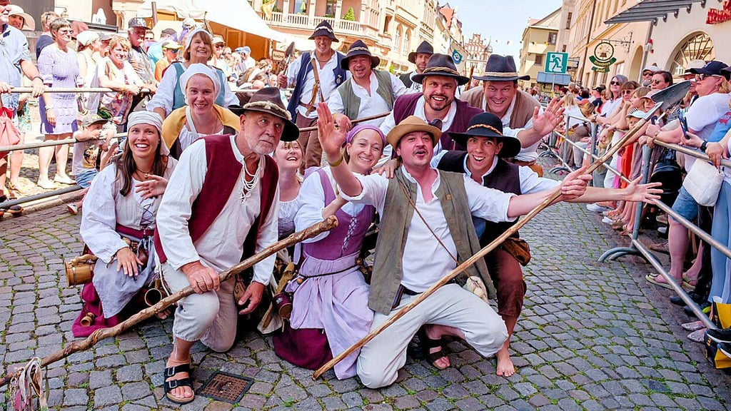 Das bauernvolk aus der Partnerstadt Bretten bereicherte nicht nur das Stadtfest Luthers Hochzeit es lag ihm sogar zu Füßen.