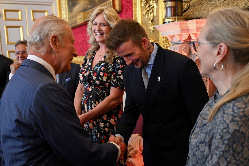 Der britische König Charles III (l) und David Beckham kennen sich seit Jahren persönlich.