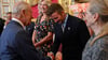 Der britische König Charles III (l) und David Beckham kennen sich seit Jahren persönlich.