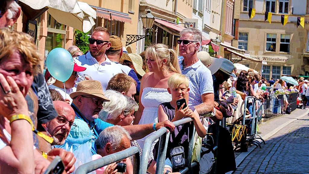 tausende Gäste und Besucher säumten die Straßen beim Festumzug Luthers Hochzeit.