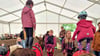 Die Kinder lernen spielerisch den Umgang mit den Tieren - dazu gehören auch Gleichgewichtsübungen auf Pferd und Esel. 