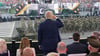 Trump schaut sich an seinem Geburtstag die Militärparade an.