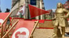 Die "Händel-Oase" auf dem Marktplatz in Halle mit der goldenen Statue rechts.
