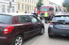 Aufgrund eines Verkehrsunfalls haben Einsatzkräfte der freiwilligen Feuerwehr die Bahnhofstraße in Stendal am Sonntag, 15. Juni 2025,  gesperrt.
