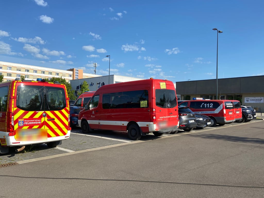 Reihenweise Feuerwehrautos waren anlässlich der Deutschen Meisterschaft der Berufsfeuerwehren im Handball bei der Wolfgang-Lakenmacher-Halle in Magdeburg zu sehen.