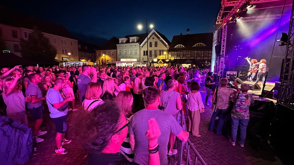 Unter anderem mit ihrem Hit "Amsterdam (Liebe hat total versagt)" lud das Pop-Duo Cora Samstagabend die Besucher zum Mitsingen und Tanzen auf dem Stendaler Marktplatz ein.