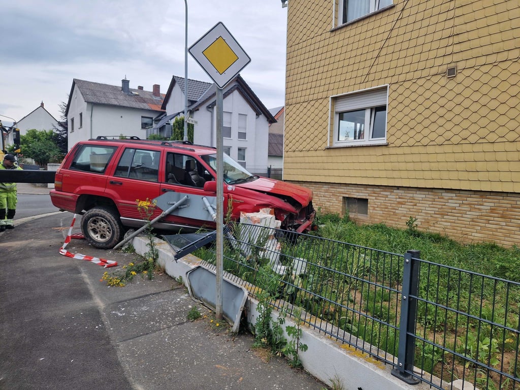 Die beiden Fahrerinnen wurden bei dem Unfall leicht verletzt und in ein Krankenhaus gebracht.