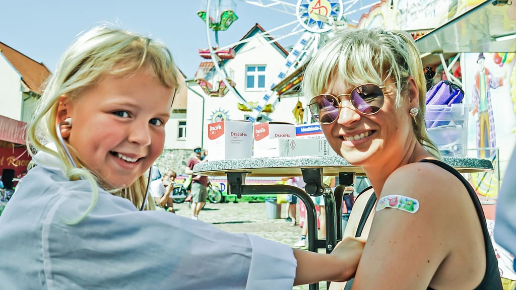 Ob Emily Voigt Ärztin wird? Sie „verarztete“ ihre Mutter Mandy am DRK-Stand sehr gekonnt und verdiente sich einen Punkt bei der Stadtrallye.