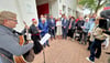 Viele Gäste begleiten die Enthüllung der Gedenktafel mit Bernd Sucher (3.v.l.) und Bischof Gerhard Feige vor dem neuen Caritas-Haus.