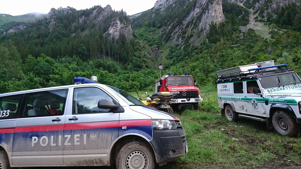 Die Frau stürzte etwa 30 Meter tief. (Symbolbild)