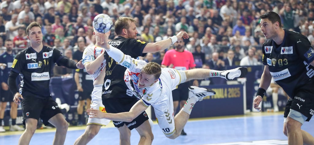 Spektakuläre Flugeinlage von Gisli Kristjansson, der im Finale gegen die Füchse mit acht Toren auch bester Magdeburger Werfer war.