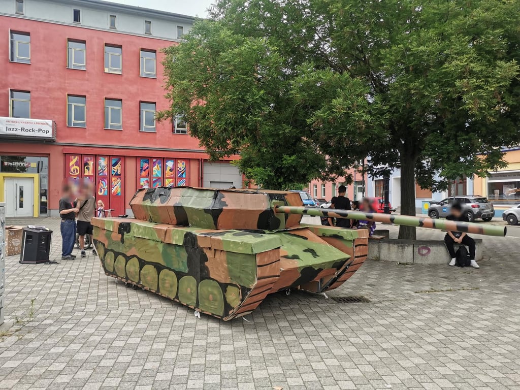 Eine Panzer-Attrappe stand am Sonntagnachmittag auf dem Thiemplatz in Magdeburg.