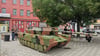 Eine Panzer-Attrappe stand am Sonntagnachmittag auf dem Thiemplatz in Magdeburg.