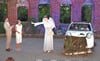 Sommertheater auf der Klosterbühne am Arendsee: Robert (Matthias Hinz) und Rita (Kerstin Slawek) begegnen am Unfallort, wo sie ihrem Autowrack entsiegen, der Himmelspfortenöffnerin Petra (Niclas Ramdohr). 