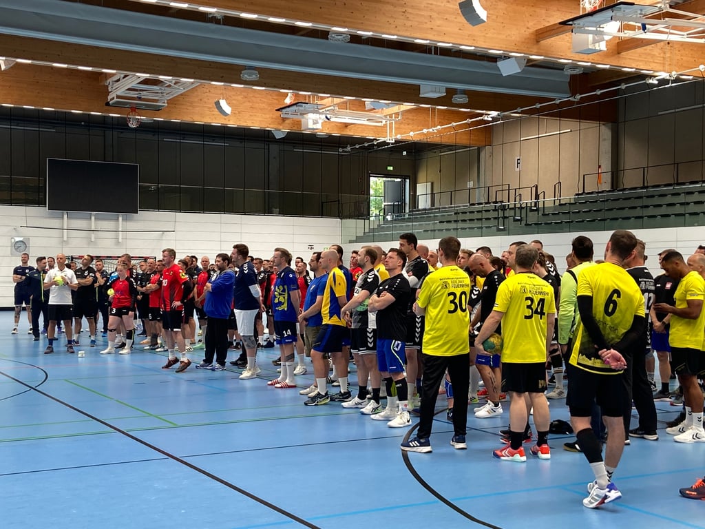 Zwölf Mannschaften der Berufsfeuerwehren aus ganz Deutschland nahmen an dem Handballturnier in Magdeburg teil.