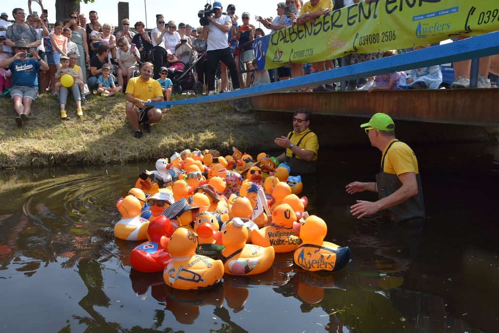 Los ging es mit den Firmenenten, die hier von Ulf Garz (rechts) und Mirko Wolff zu Wasser gelassen wurden.
