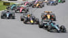 George Russell behauptet sich am Start vor Max Verstappen.