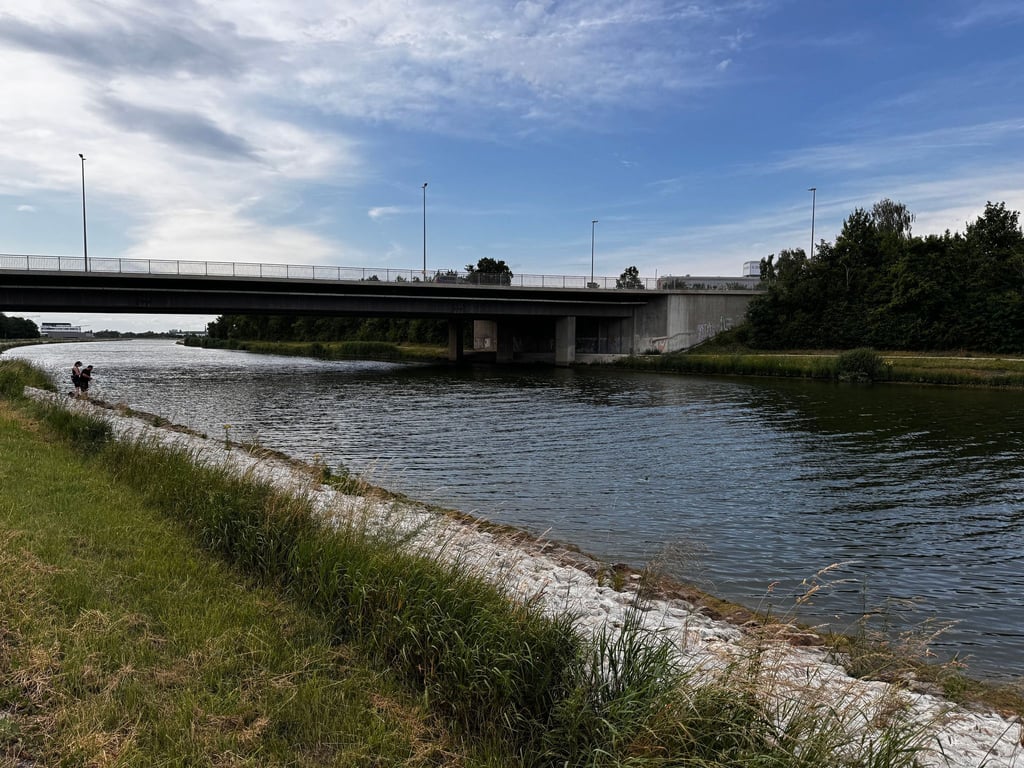 Ein Junge ist tot im Main-Donau-Kanal in Nürnberg gefunden worden.