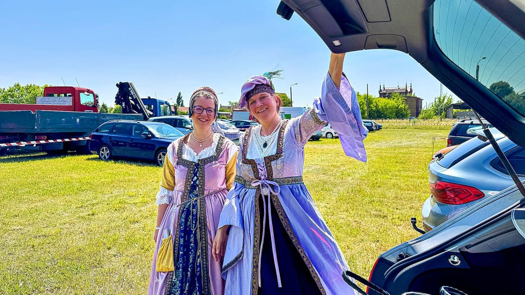 Anke Beck (l.) und Melanie Härdtel vom Tanzverein Balliamo Thyrow haben auf dem Sonderparkplatz in der Dobschützstraße problemlos einen Stellplatz gefunden. Trotz Hauptreisetag bleibt die Parksituation erstaunlich entspannt.