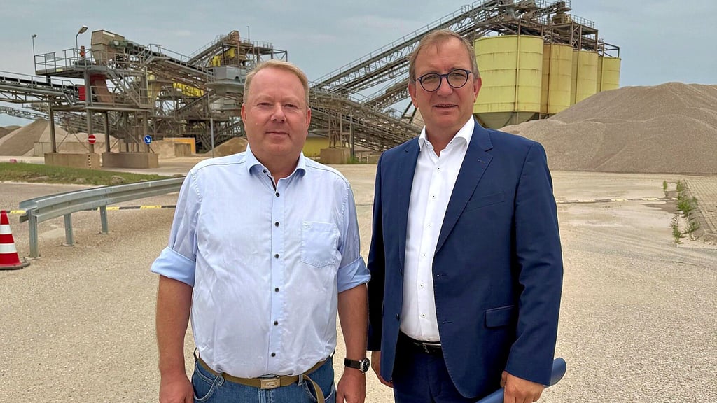 Schwenk-Geschäftsführer Thomas Sülzle mit Markus Bauer (r.) beim Besichtigungstermin in Calbe. Was genau war das Ziel des Besuchs?