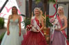 Majestäten Im Rosarium: Rosenkönigin Emily hat das Zepter an die bisherige Rosenprinzessin Geraldine weitergegeben.  Neu im Amt der Rosenprinbzessin ist  Meike (von links).