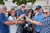 Schwarzbiernacht in Zeitz bietet Raum für Familientreffen: Werner und Brigitte Brummel aus Harsewinkel, Udo und Karola Johannwille aus Gütersloh sowie Erhard und Silvia Herz aus Zeitz  (v.l.) treffen sich alljährlich bei der Nacht der Nächte in der Elsterstadt und genießen das Wiedersehen bei Musik, guter Stimmung und kühlen Getränken.