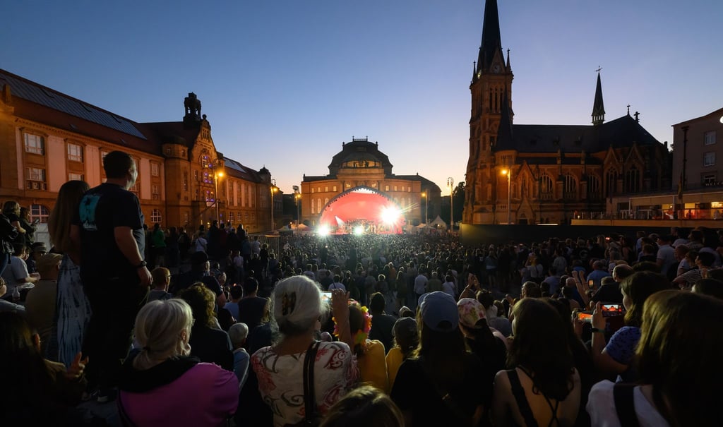 Auftakt des Festivals war am Freitag, unter anderem mit einem gemeinsamen Konzert der Band Blond und der Robert-Schumann-Philharmonie. (Archivbild)