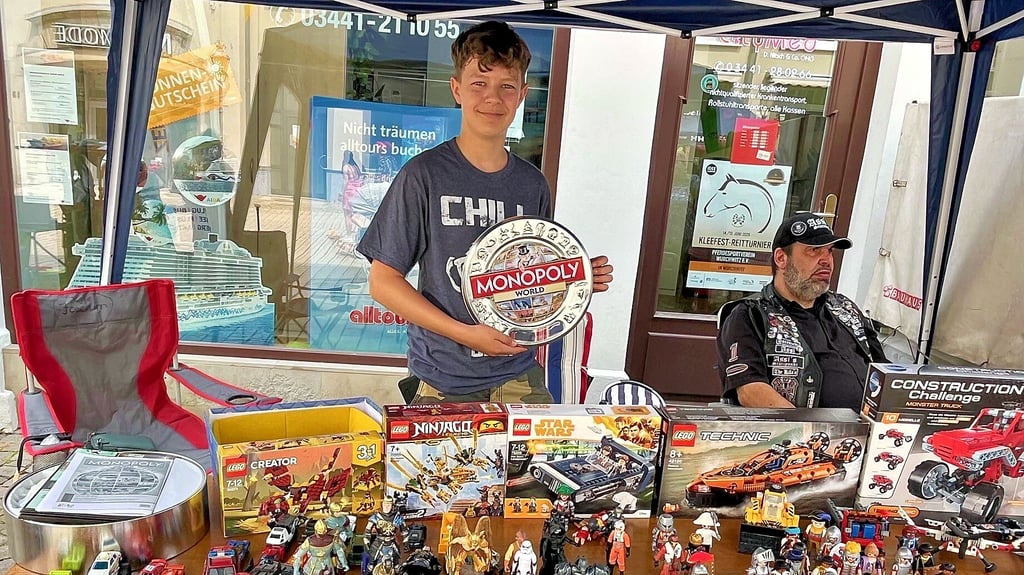Der 14-jährige Ramon Klügl hatte einen Flohmarkt-Stand am Roßmarkt und auch schon einiges verkauft.