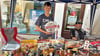 Der 14-jährige Ramon Klügl hatte einen Flohmarkt-Stand am Roßmarkt und auch schon einiges verkauft. 